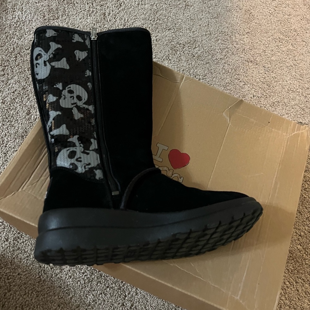 New Ugg w/ heart kisses and skulls tall